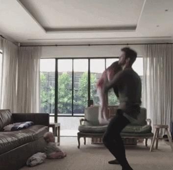 妈妈们|“慌张爸爸”意外走红，抱个娃浑身都是戏，孩子：我有点难受