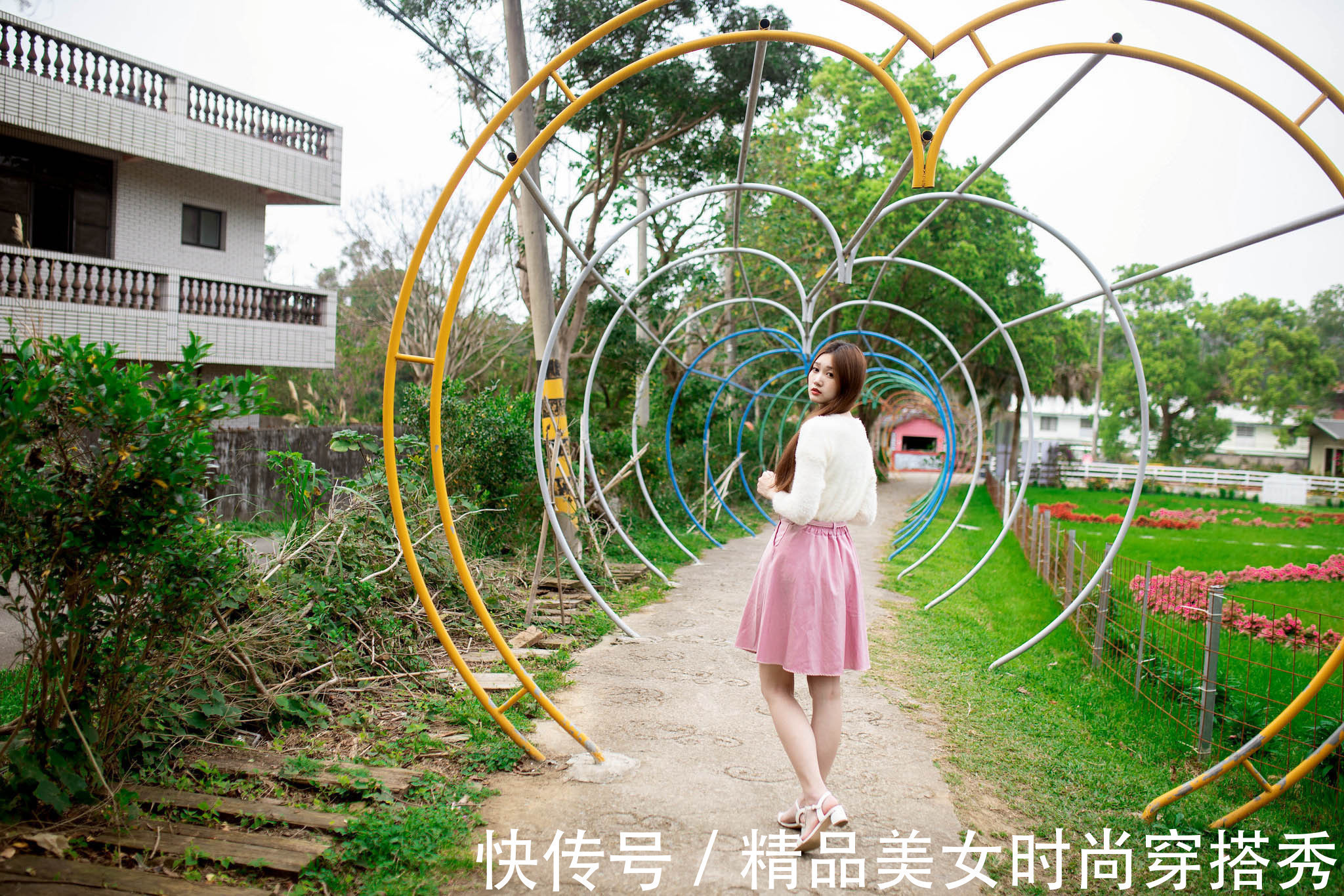 穿搭 甜美减龄的穿搭:粉色半身裙+白色小凉鞋,温柔甜美