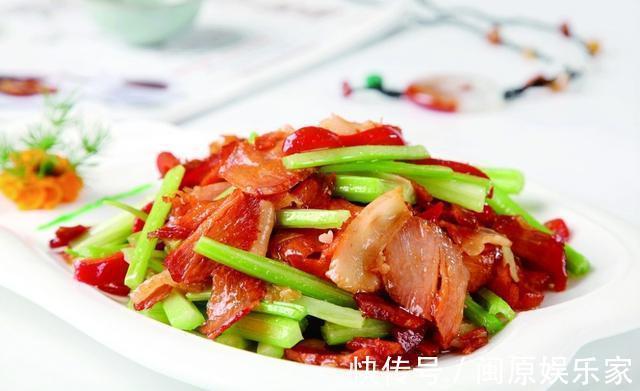 香菇豆腐|美食推荐豆豉蒸鳕鱼，香芹腊肉，香菇豆腐，剁椒金针菇