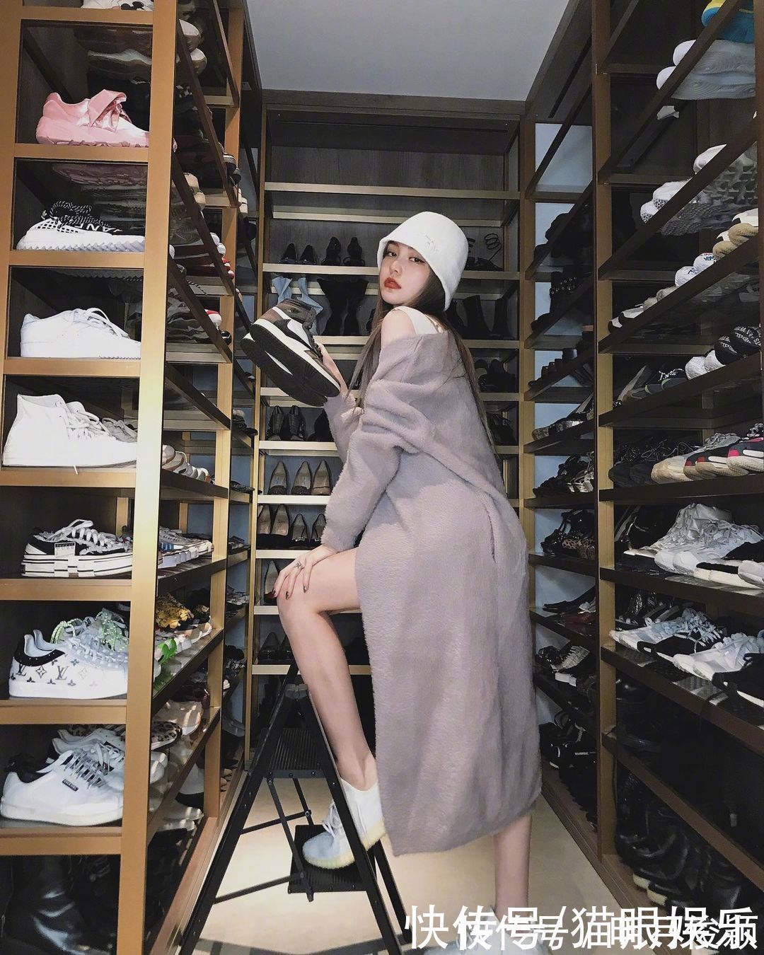 社交平台 周扬青专心事业?上综艺做彩妆忙不停,50万设计被嘲像三无