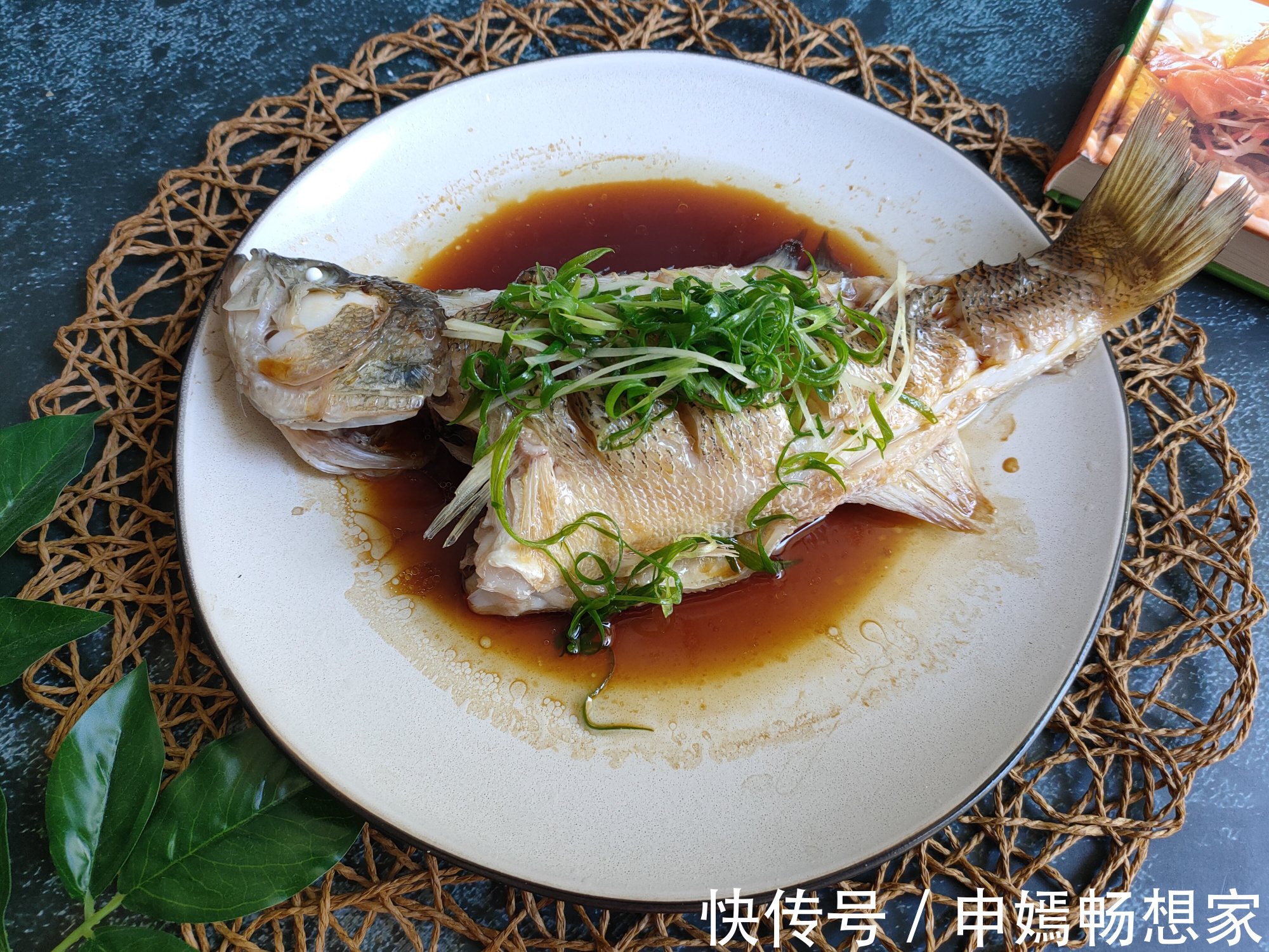 做清蒸鱼时，记住“2不放2窍门”，鱼肉鲜嫩无腥味，越吃越香