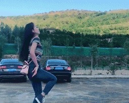 |搞笑GIF趣图刚领完结婚证,女朋友整个人都飘起来了!