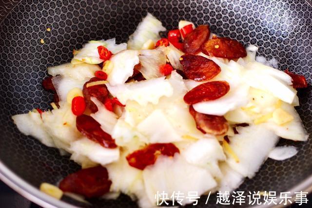 腊肠|炒白菜时，什么时候放醋是重点！顺序对了，“酸溜的”开胃又下饭
