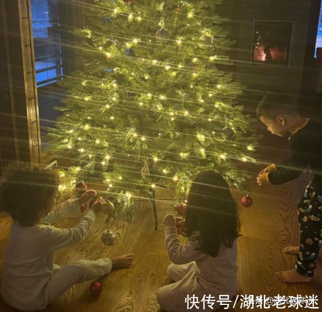 迷你羅|賢妻良母！喬妹帶娃過圣誕，一晚才1500，迷你羅和后媽差不多高了