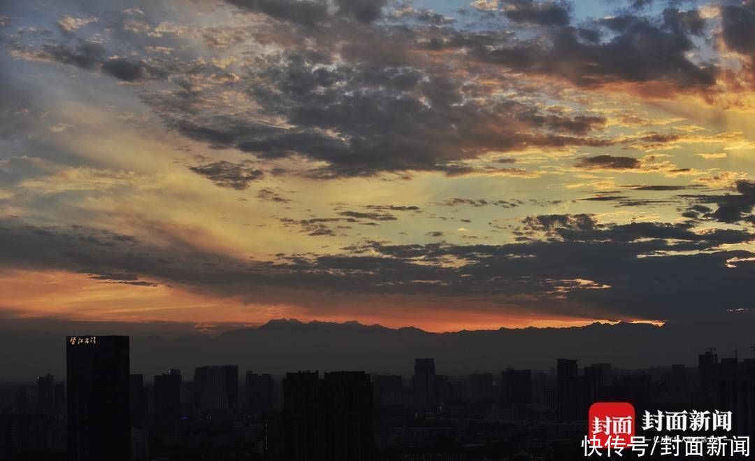 图集|早晨朝霞日出 傍晚霞光映西山 今天的成都从早到晚美如画 | 封面新闻