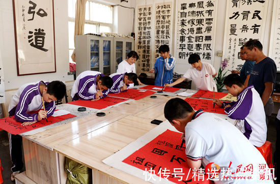 书法&河北盐山：师生联动落实“双减”创作百米书法长卷祝福祖国