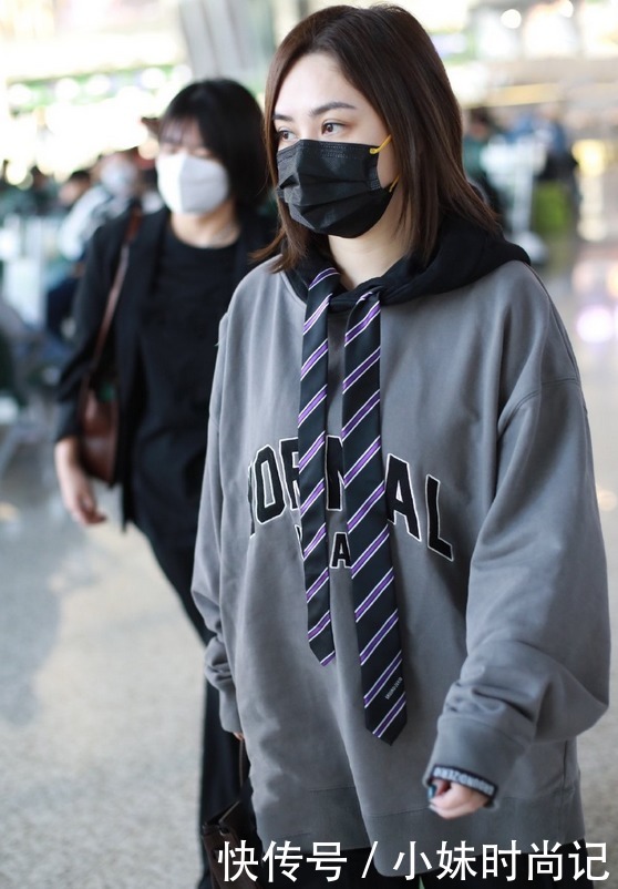 阿娇太会“玩”了!穿男友风卫衣巧用领带当抽绳,真是显瘦又洋气