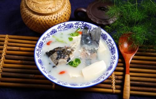 不管炖什么鱼，牢记这“3点”，鱼肉鲜嫩无腥味