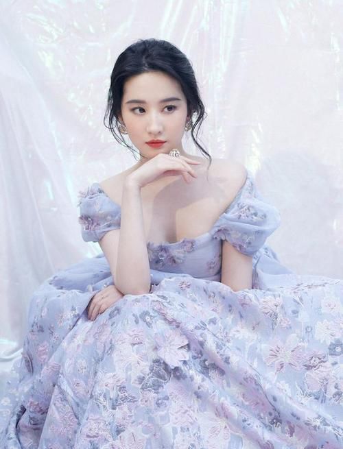 脸上有这3个特征的女生,尽量避开披发散发,露出你的五官更漂亮