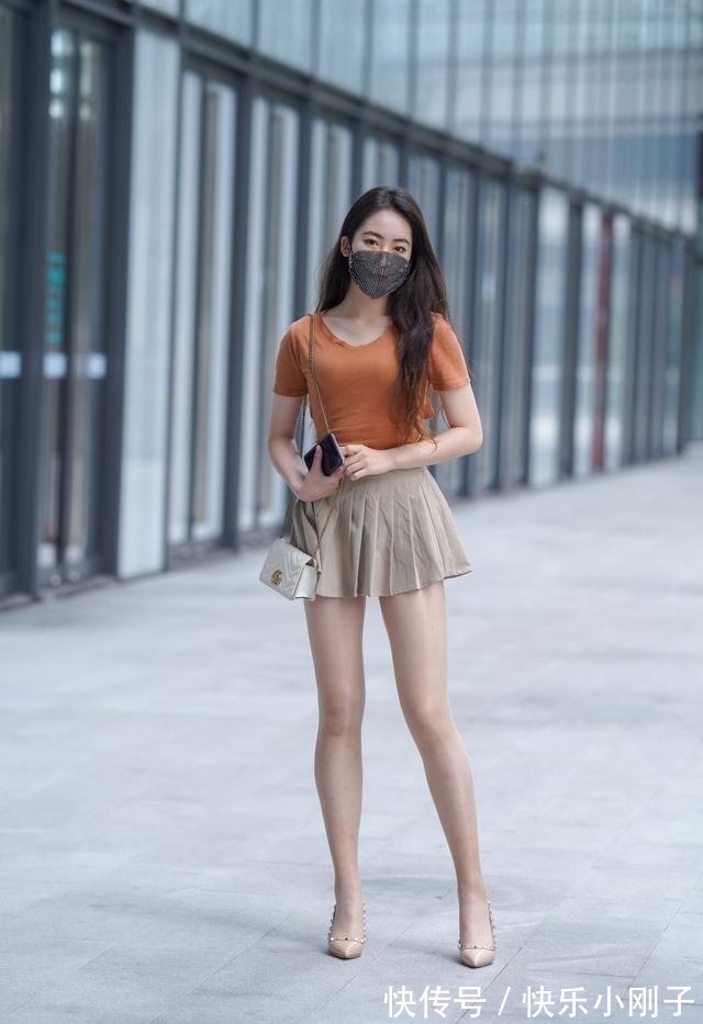 珠光 大长腿的小姐姐,超短百褶裙搭配珠光丝袜,青春有了,性感也有了