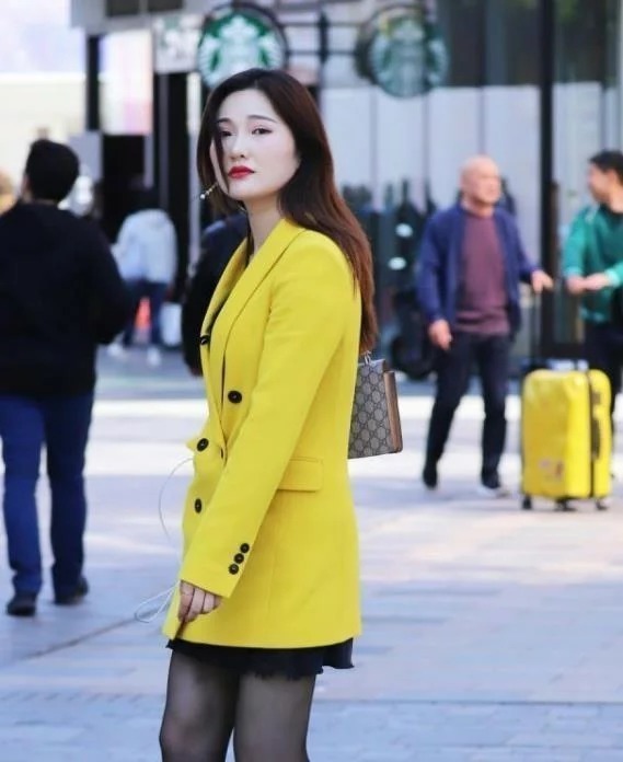 街拍:环肥燕瘦的小姐姐,白色上衣配牛仔裤,时尚气质十足