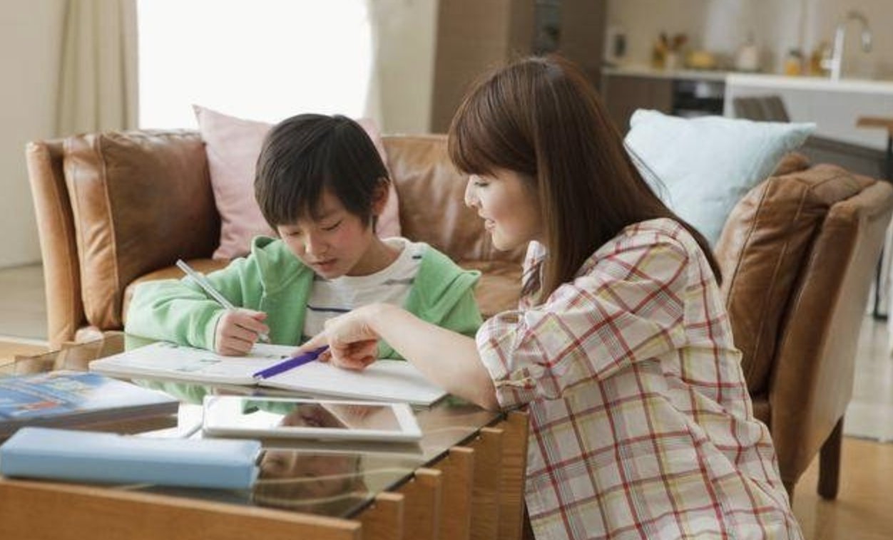 小方|娃何时可以拥有自己的手机？这个岁数很合适，太晚或比太早更危险