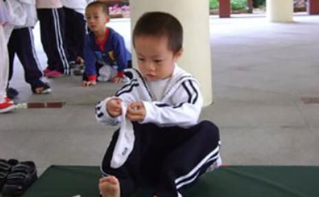 父母|上幼儿园前,家长要“逼”孩子学会这3个技能,能让他少受委屈