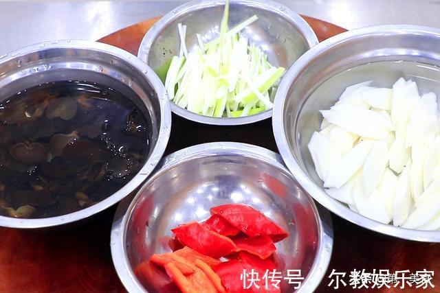 葱油|炒木耳时，总容易炸锅爆裂？教你小技巧，木耳不炸锅，更鲜香脆爽
