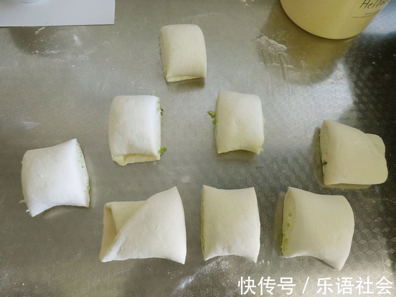 面团|面粉别蒸馒头了，手把手教你做葱香花卷，一压一卷层次多