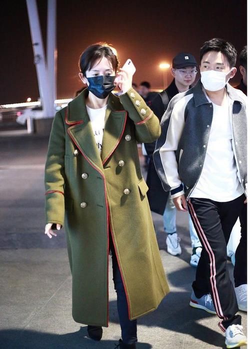穿搭|女明星气质感真好，扎低马尾搭配风衣走机场，尽显时尚范