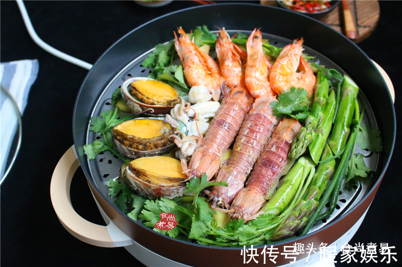小家庭此法烹调海鲜,食材丰富一锅出,简单快捷,蒸一蒸不热气