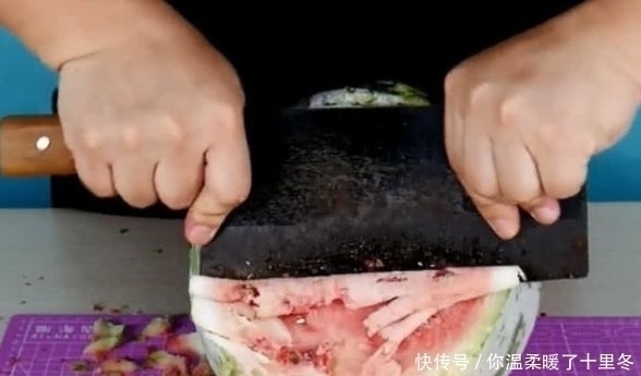整整|男子将西瓜冰冻整整8天,用菜刀切开后,看着真熟悉