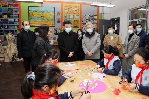 李明到济南检查中小学春季学期开学