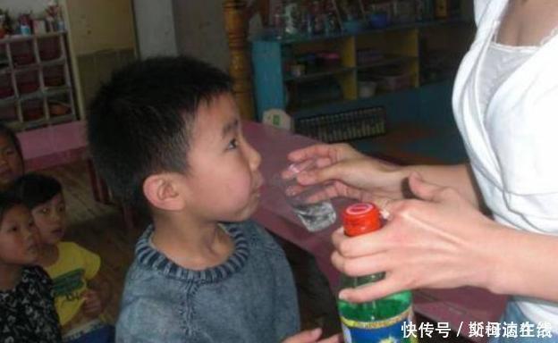 孩子|对孩子身体伤害较大的3种饮料曝光,家长不要再囤积,快点扔掉