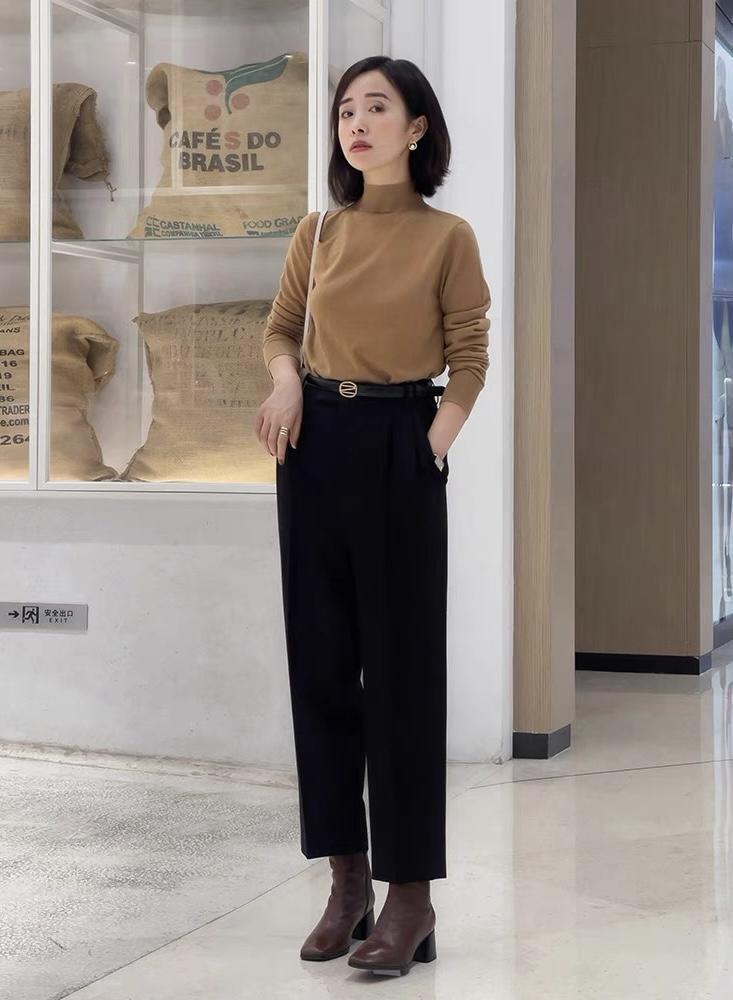 大衣|40+的女人秋冬怎么穿才减龄?毛衣+西装裤干练时髦,保暖又舒适