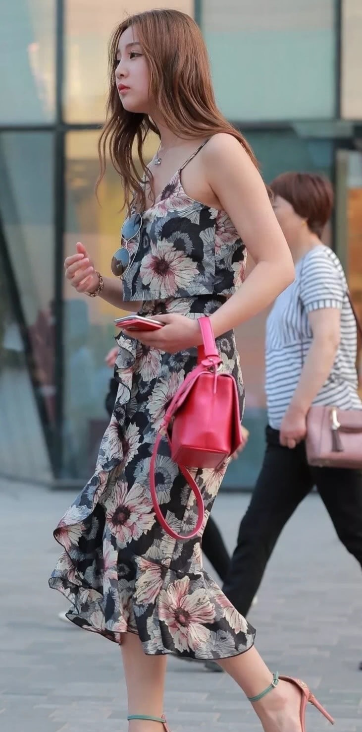 吊带衫|街拍:吊带衫毫无抵抗力, 美女你真会穿!