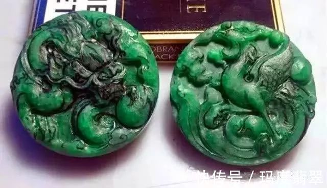 抛光!差点没人要的手镯芯,摇身一变满绿翡翠挂件,出价50000都不卖!