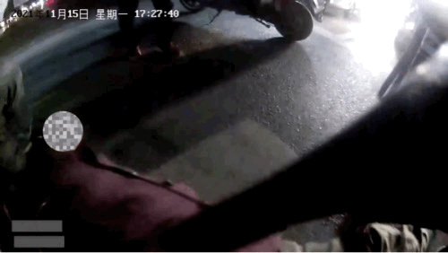 小轿车|平湖老人过马路时突然倒地！辅警与市民合力救助