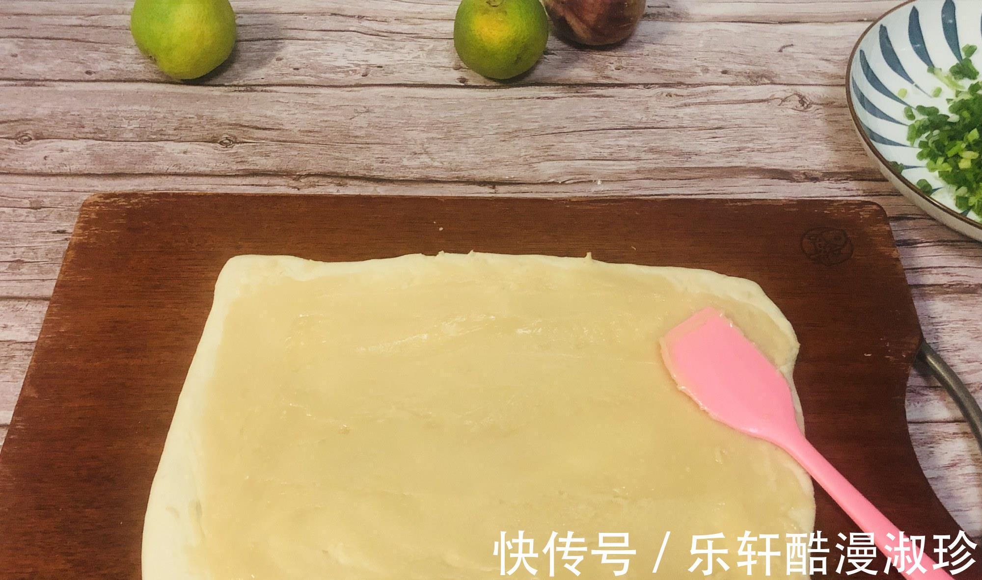 干面粉|三角葱油饼制作简单,一卷一切就成,可烙可烤,焦香酥脆
