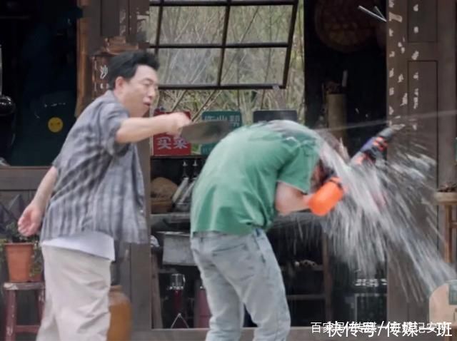 向往生活|《向往生活》名场面，极限男人帮聚头，张艺兴被水枪打得睁不开眼
