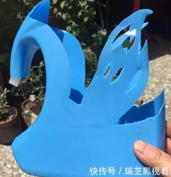 家中用完的“洗衣液桶”别丢了,剪上2刀,秒变养花神器,太美了