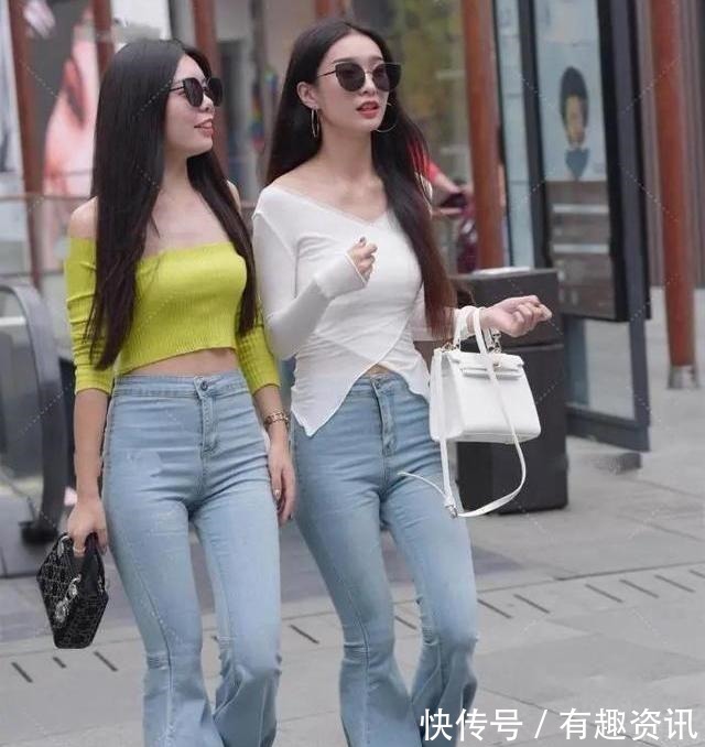 喇叭裤|浅蓝色喇叭裤配个性上衣的穿搭，彰显性感之余又温柔优雅