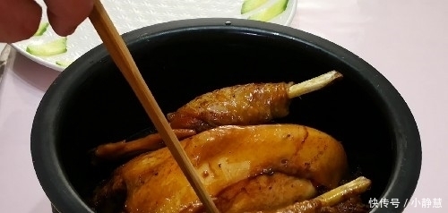 过年用电饭锅这么做鸡,不加油不加水,简单一做,出锅满屋香