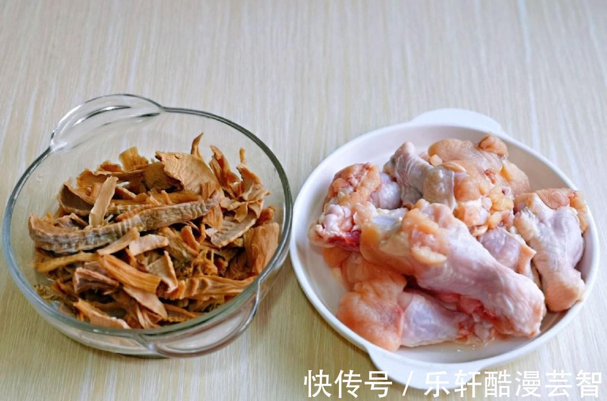 下饭|笋干和鸡腿搭配,炖至入味,鲜美又下饭,上桌都抢着吃