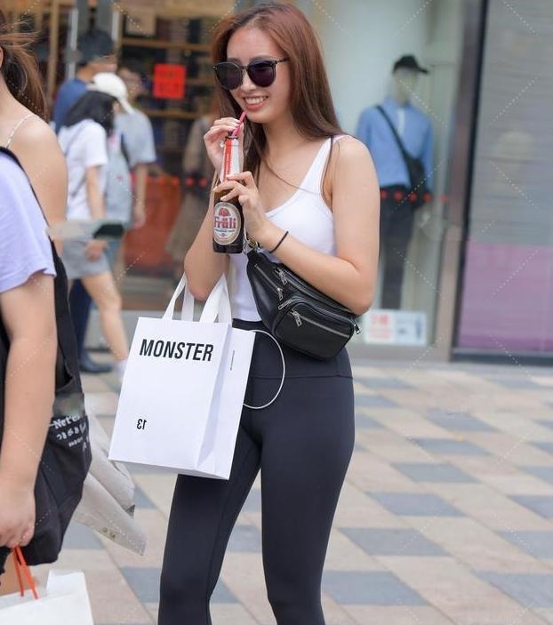 美女 穿着打底裤显得特别自信,更适合职场女性!