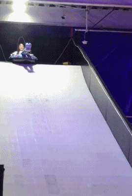 |搞笑GIF:本来想展示一下技术 没想到她最后一跳太抢镜了