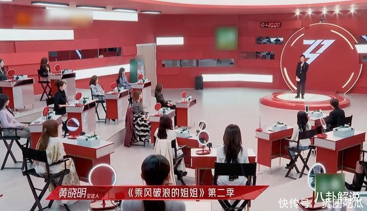 杜华递纸巾差点被黄晓明给抢了,看到李菲儿的反应,避嫌好明显!