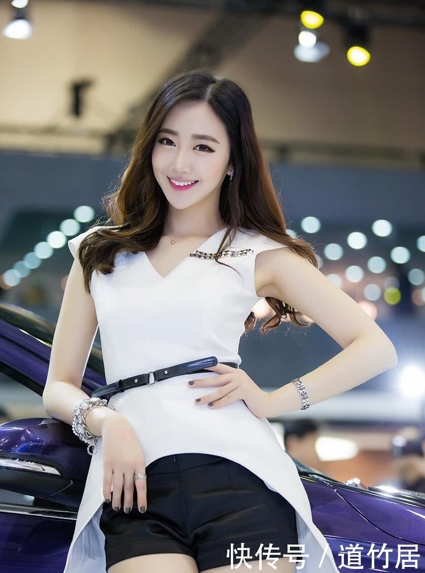 妩媚|性感时尚的白色服饰搭配,将美女车模展现的妩媚性感迷人