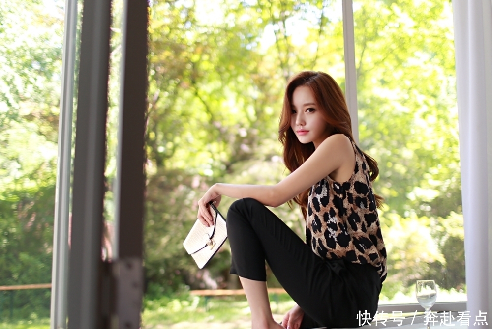 孙允珠:豹纹宽松款V领无袖上衣配黑色修身小西裤,办公室风十足