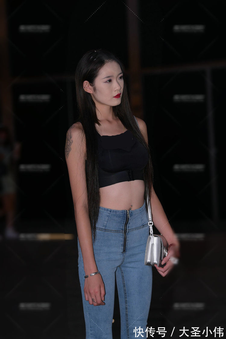 运动背心|美女街拍:青春活力的女生,穿搭的运动背心裙,更有运动风采