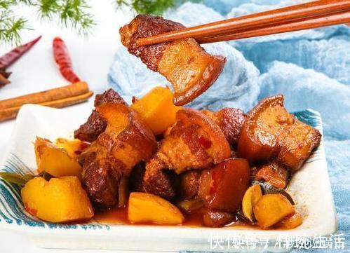 炖肉时,别只会放花椒八角了,多放2味料,越炖越软烂,越炖越香