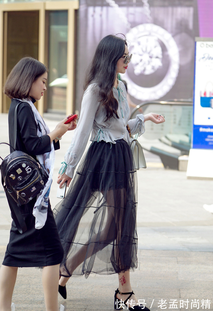 低领毛衫|街拍,黑色低领毛衫搭配牛仔裤,时髦又有女人味!