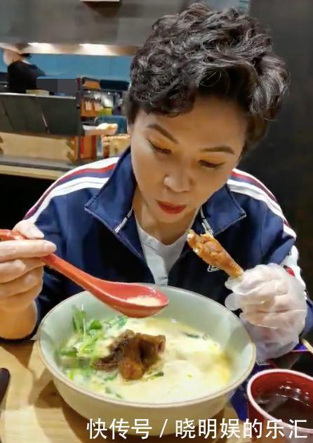 食欲|47岁邓亚萍食欲太好,晚餐啃猪蹄、鸡爪,饭碗如“盆”一般大!