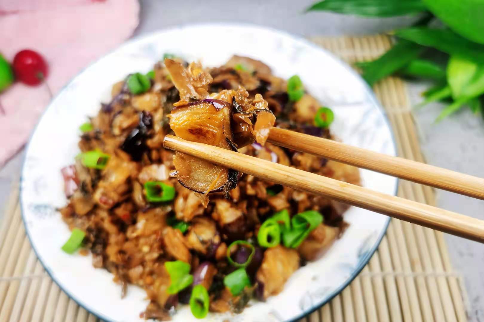 夏季,茄子炒外婆菜,我家一周做2一次,咸香入味,开胃下饭