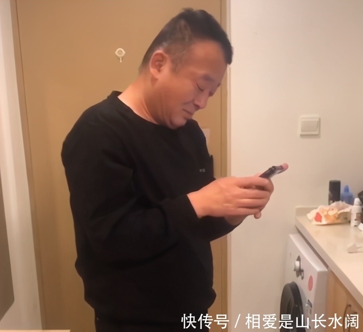 豪横|“豪横爸爸”看望女儿火了，因租房太小边哭边转账：心里不是滋味