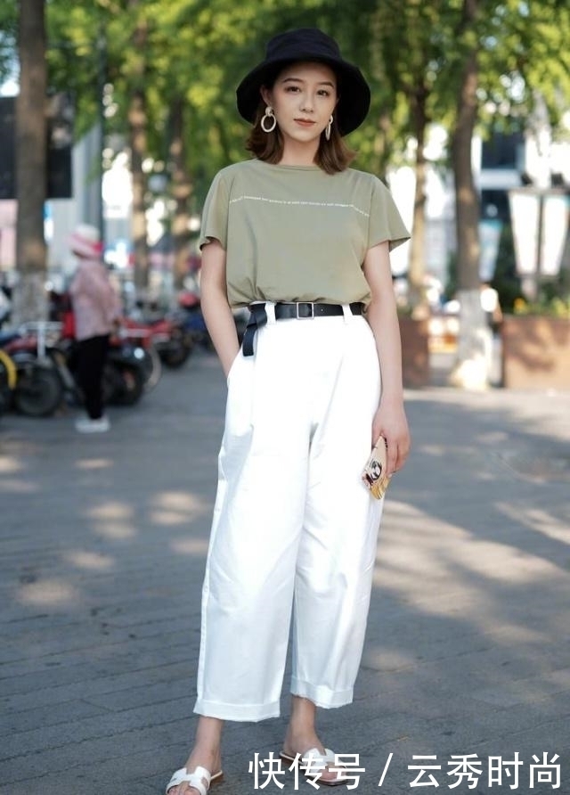亮白色阔腿裤搭配墨绿色短袖，非常有型