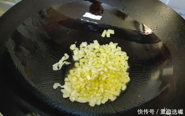 汤汁|土豆和西红柿一起炒，原来这么好吃，米饭煮少了不够吃，太下饭了