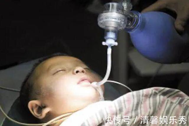 孩子|奶奶送孙女祖传银手镯，手镯一天比一天亮，医生怒斥：赶紧摘掉