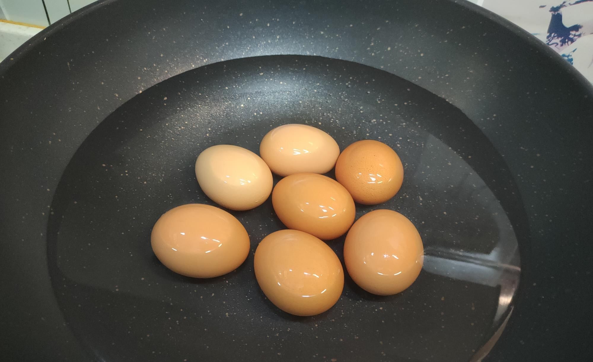 鸡蛋|煮鸡蛋,不要只用清水,水中多加两样,蛋壳一剥就掉,特省事