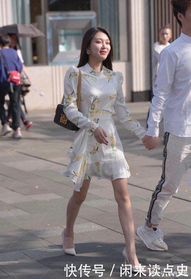 茉莉花图案连衣裙搭配高跟鞋，美丽大方，自信满满